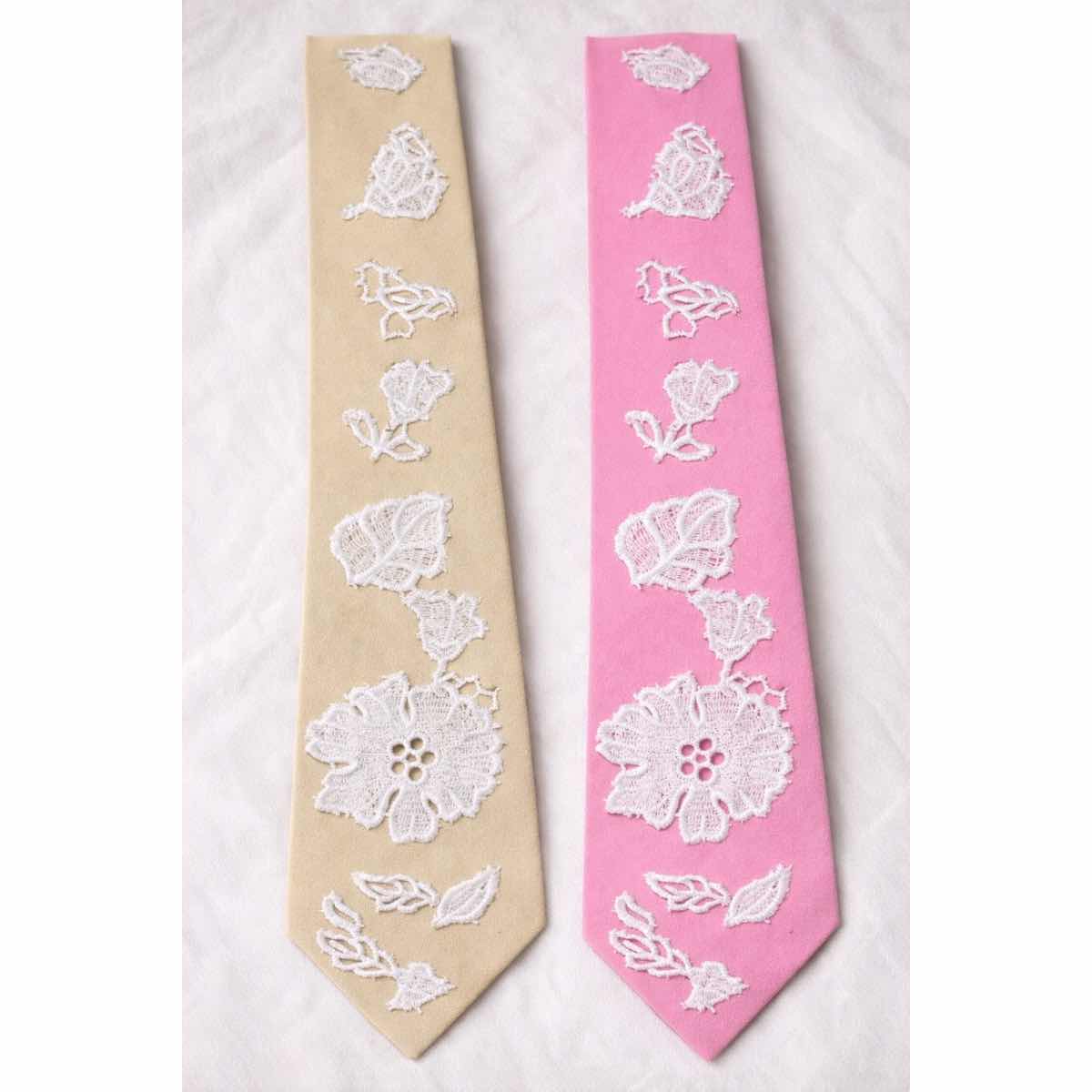 Cravate noir avec broderie florale