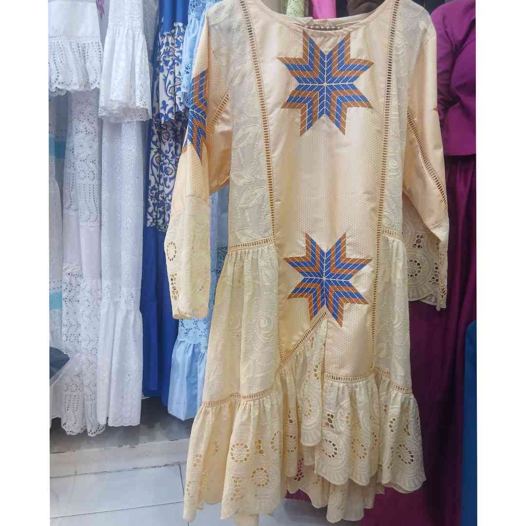 Ensemble brodé femme marinière avec pagne et foulard, chic et élégant