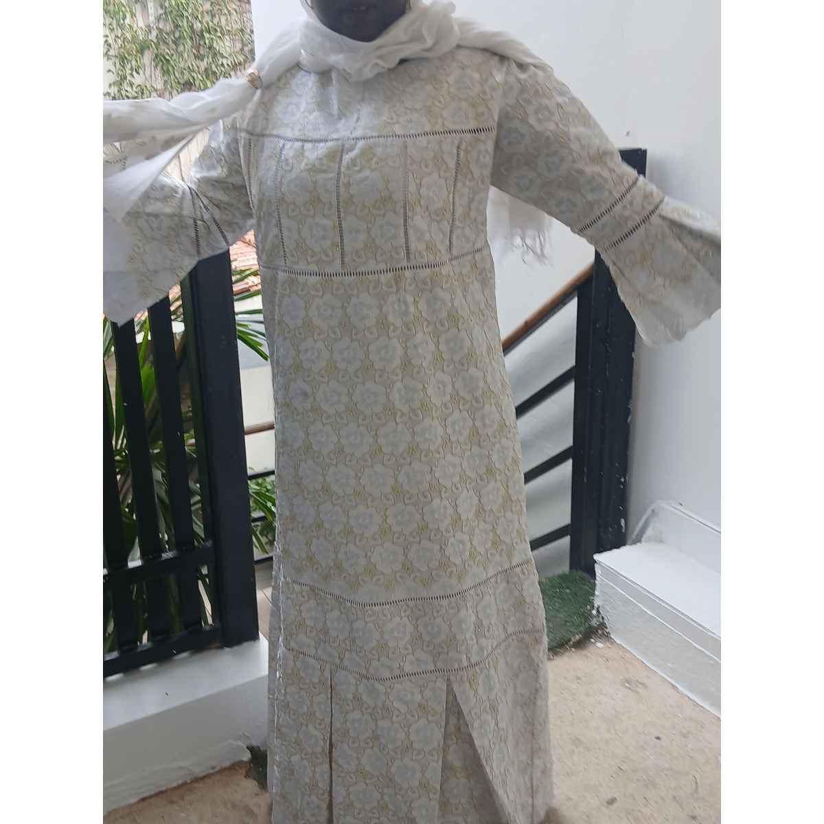 Robe femme brodée blanche fleurs dorées longue bohème chic élégante