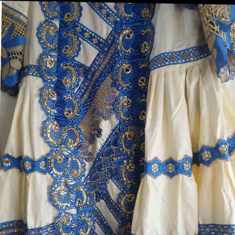 Robe bazin femme élégante brodée dorée, ample, cérémonie africaine