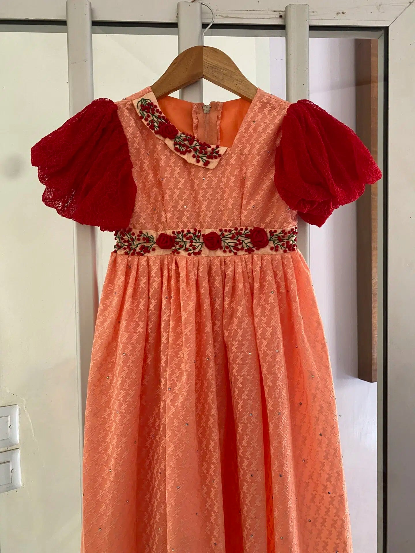 robe enfant corail élégance artisanale pour mariage chic