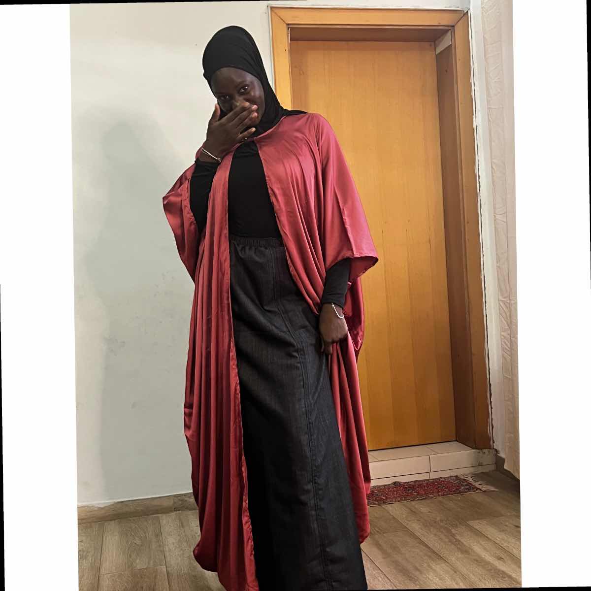 Ensemble kimono long femme rose satiné et jupe en jean noire