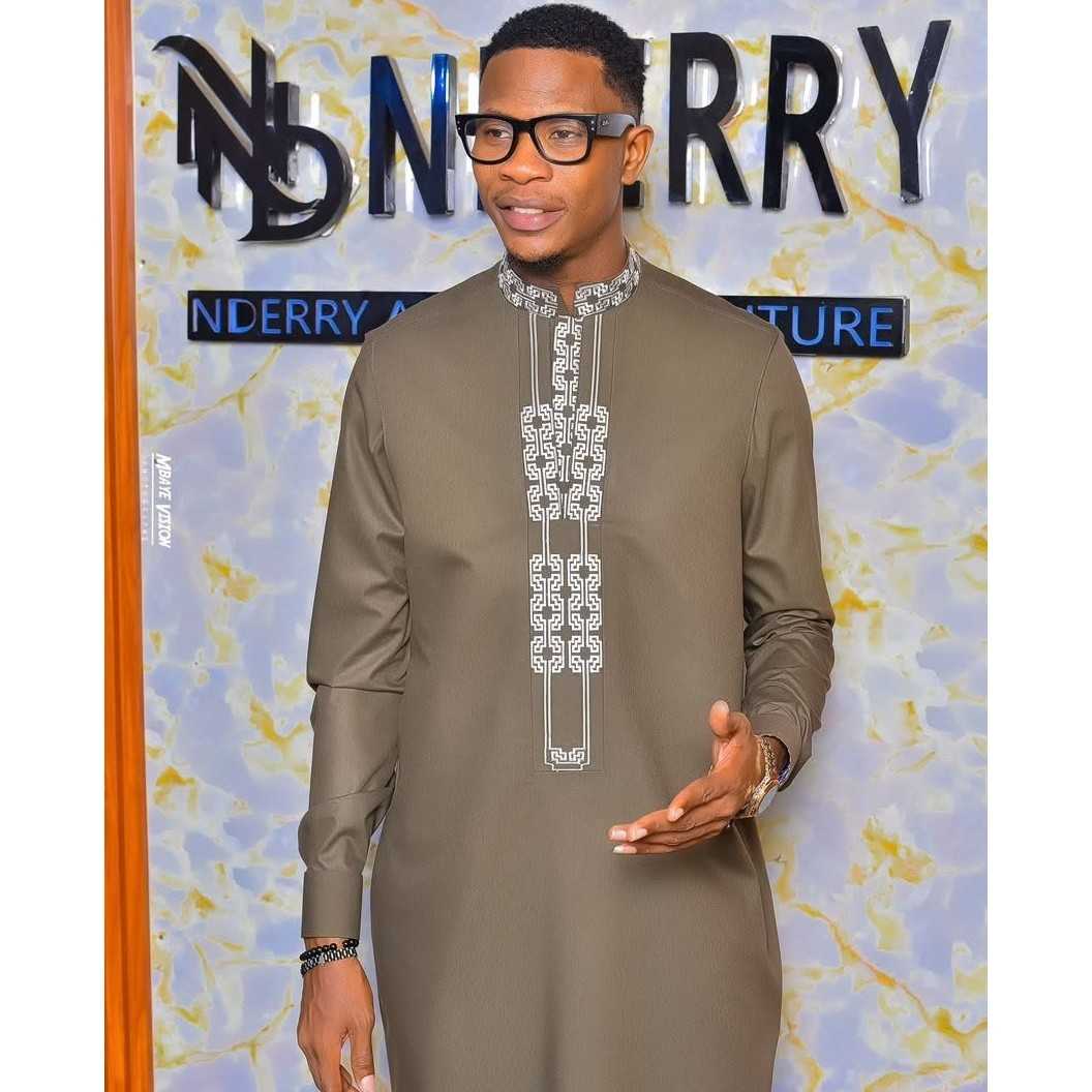 Tenue africaine homme moderne marron clair, costume élégant coupe ajustée