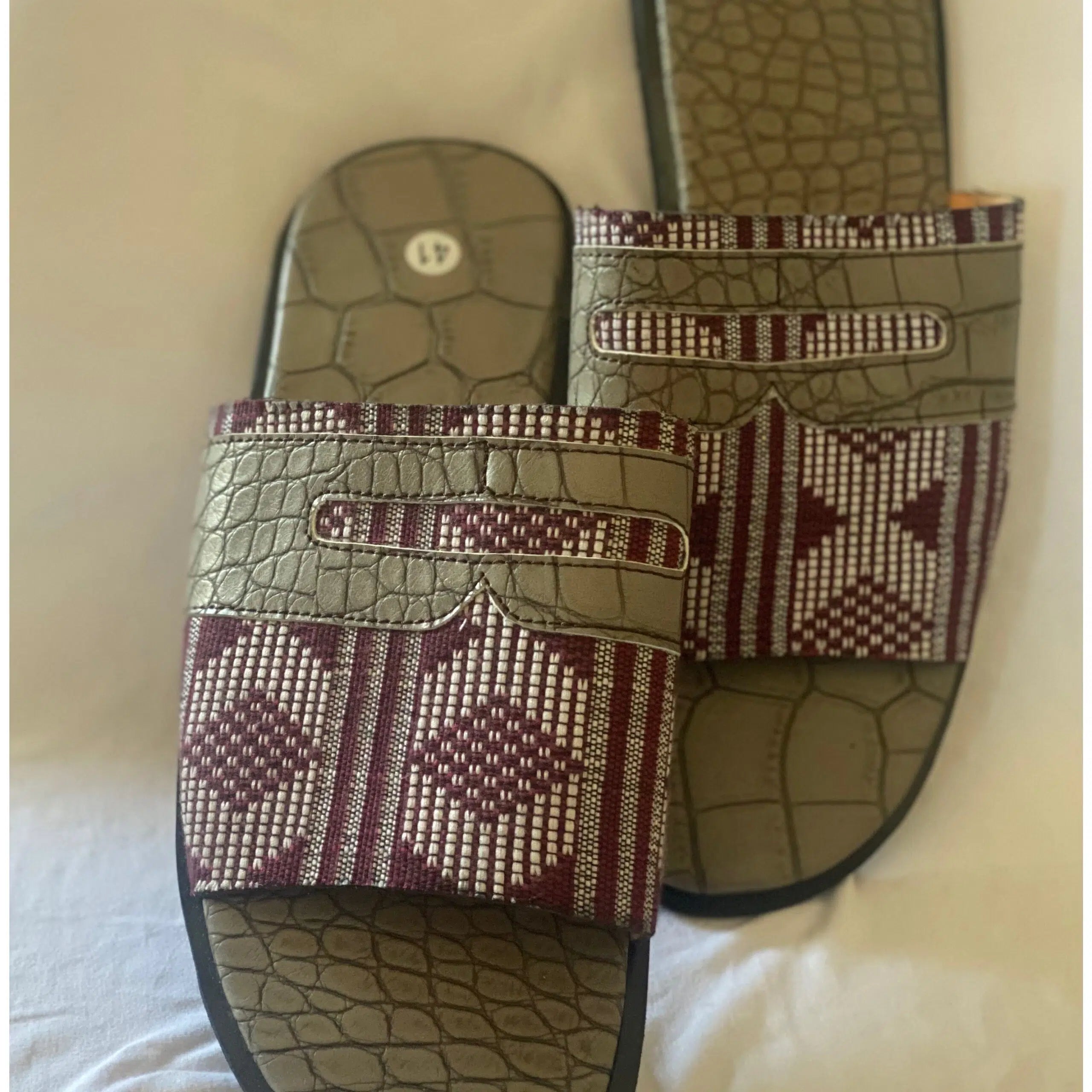 Sandale homme croco chic – pagne tissé, confortable et élégante