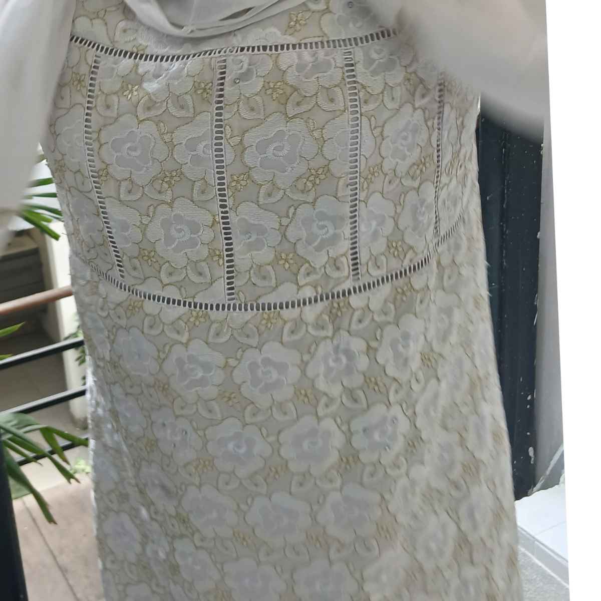 Robe femme brodée blanche fleurs dorées longue bohème chic élégante