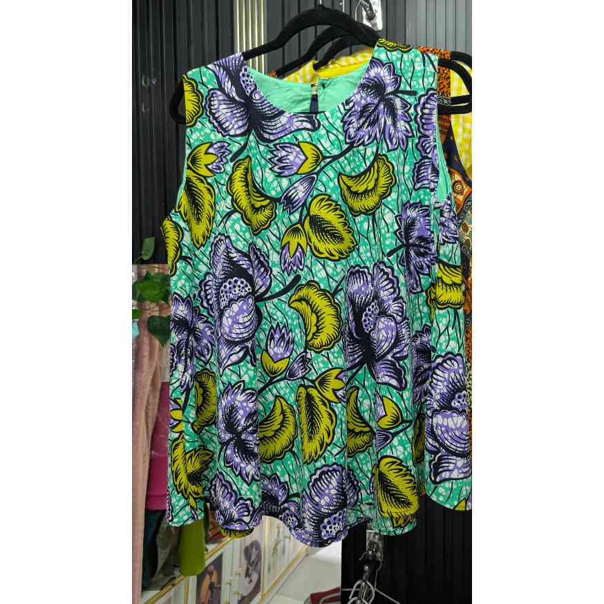Blouse femme sans manches vert motifs, haut évasé floral chic été