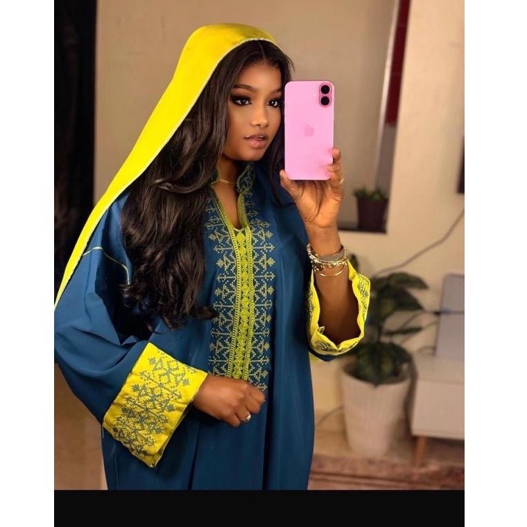 Abaya marocaine femme brodée, robe longue fluide et élégante multicolore