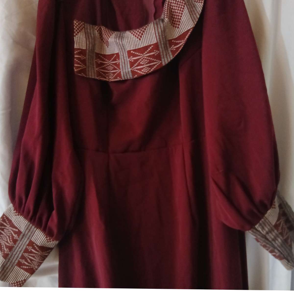 Robe soie Guerlain rouge bordeau élégante avec pagne tissé, soirée ou mariage