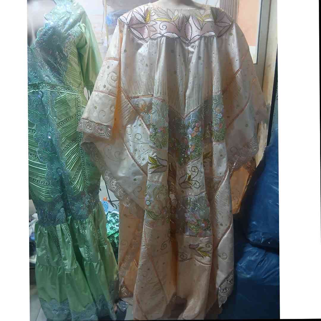 Boubou brodé femme Geztner saumon doré, robe africaine cérémonie chic