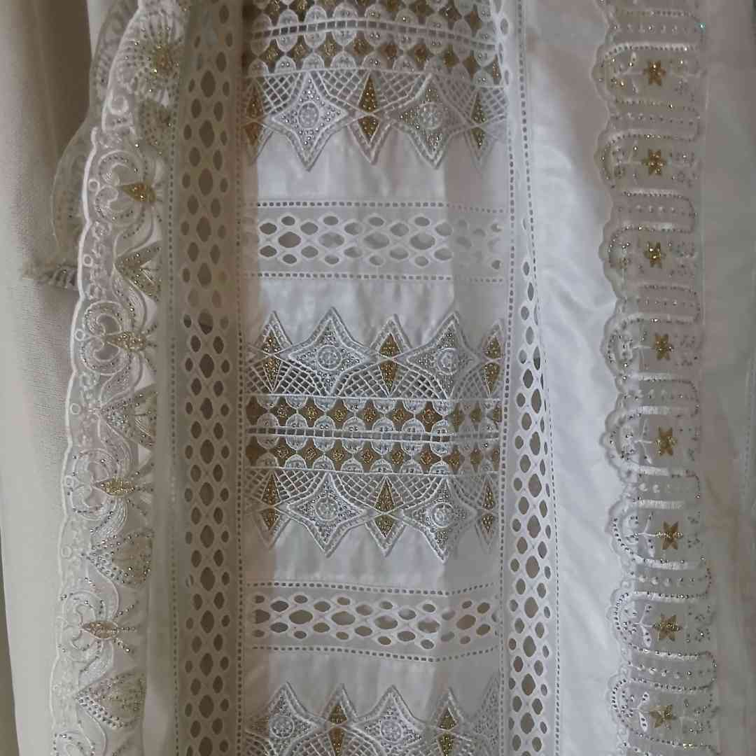 Ensemble marinière pagne femme chic Geztner et voile suisse, broderie dorée