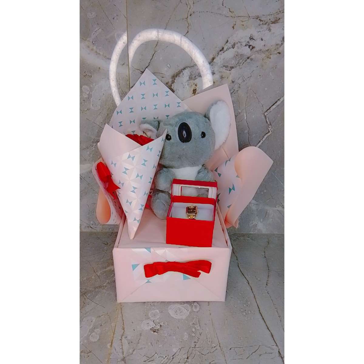 Coffret cadeau élégant en rouge rose et gris pour des moments inoubliables