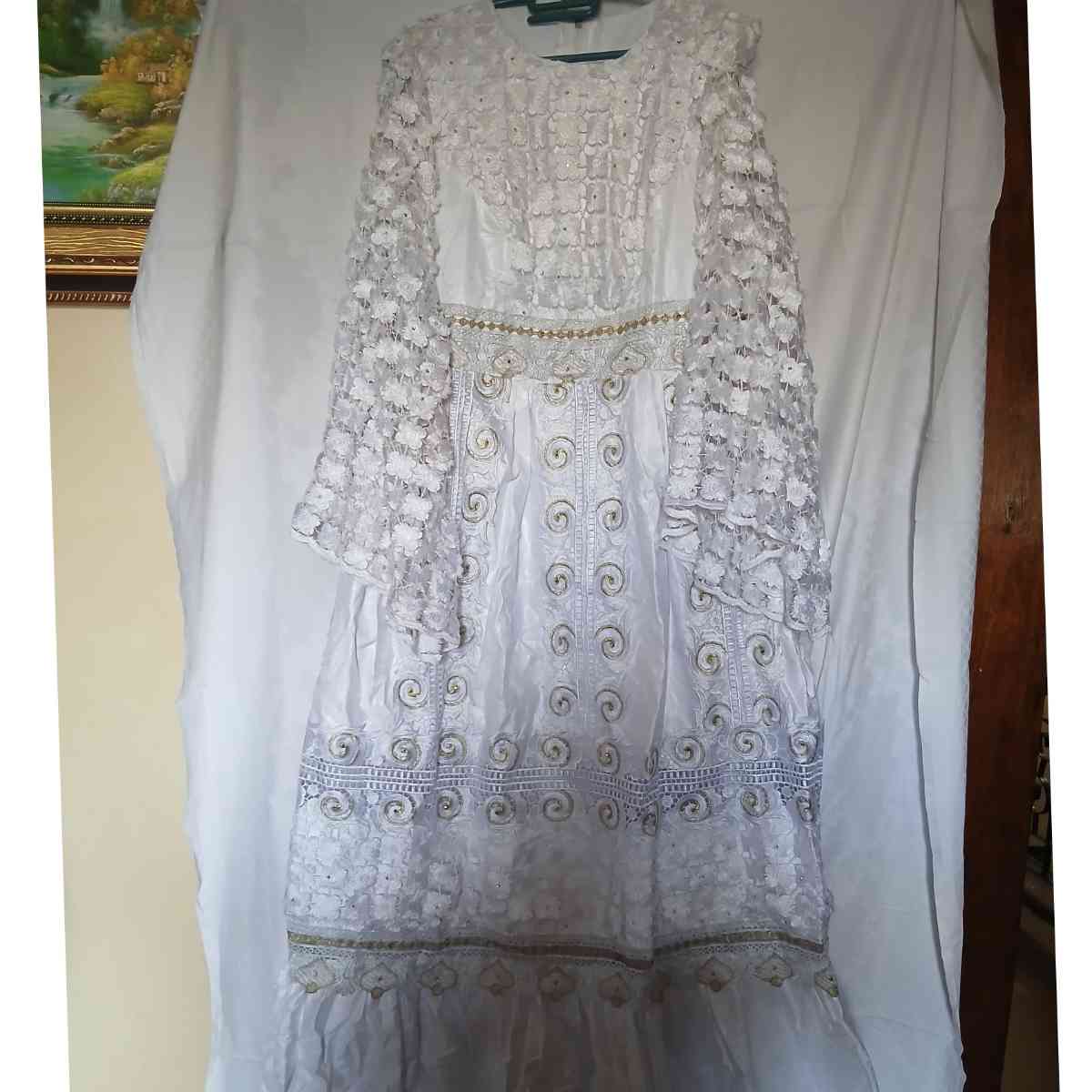 Robe blanche dentelle dorée Geztner longue élégante cérémonie mariage femme