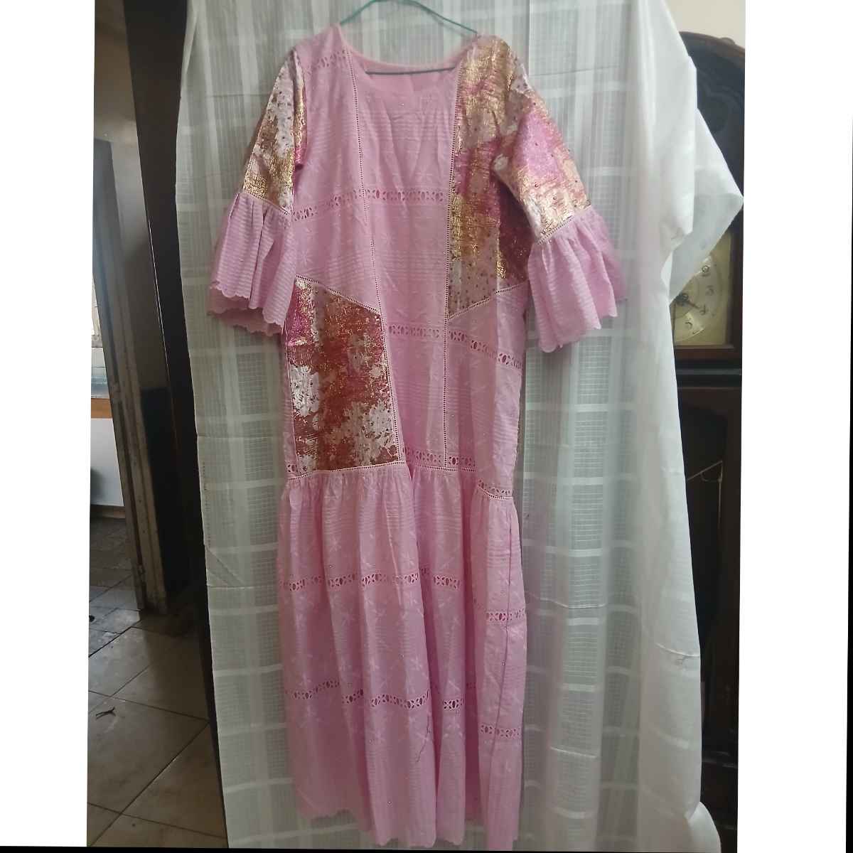 Robe femme rose brodée en brocart, élégante et bohème chic, été