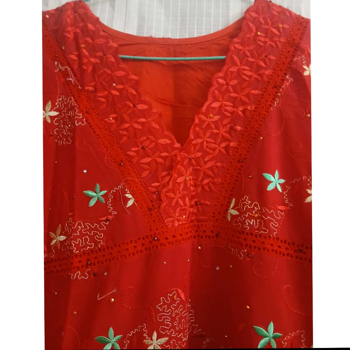 Robe brodée rouge fleurs dorées longue bohème chic femme élégante