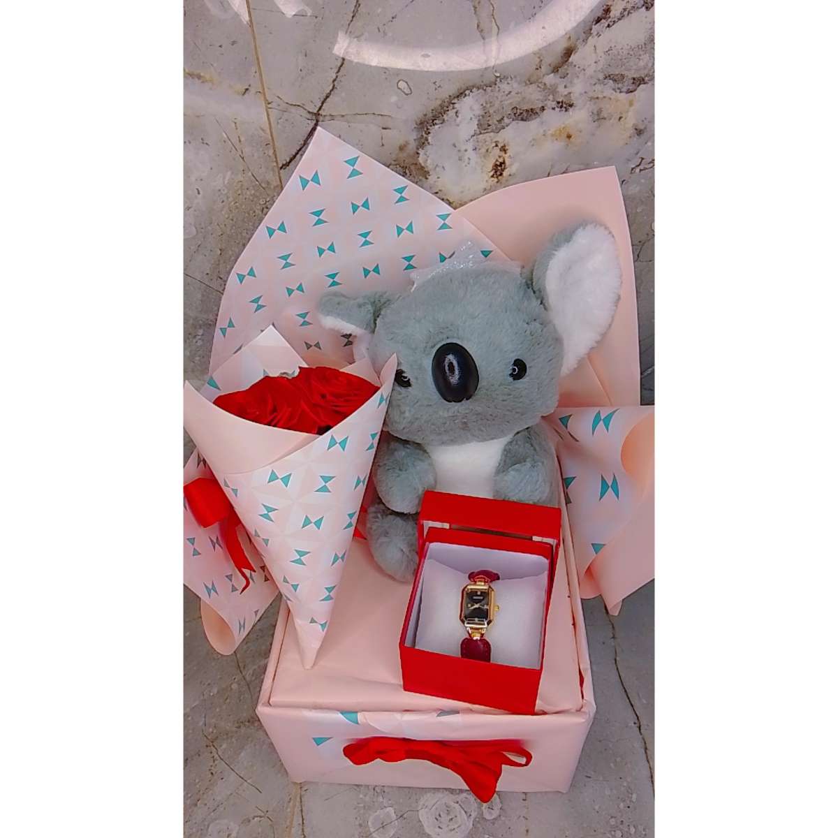 Coffret cadeau élégant en rouge rose et gris pour des moments inoubliables