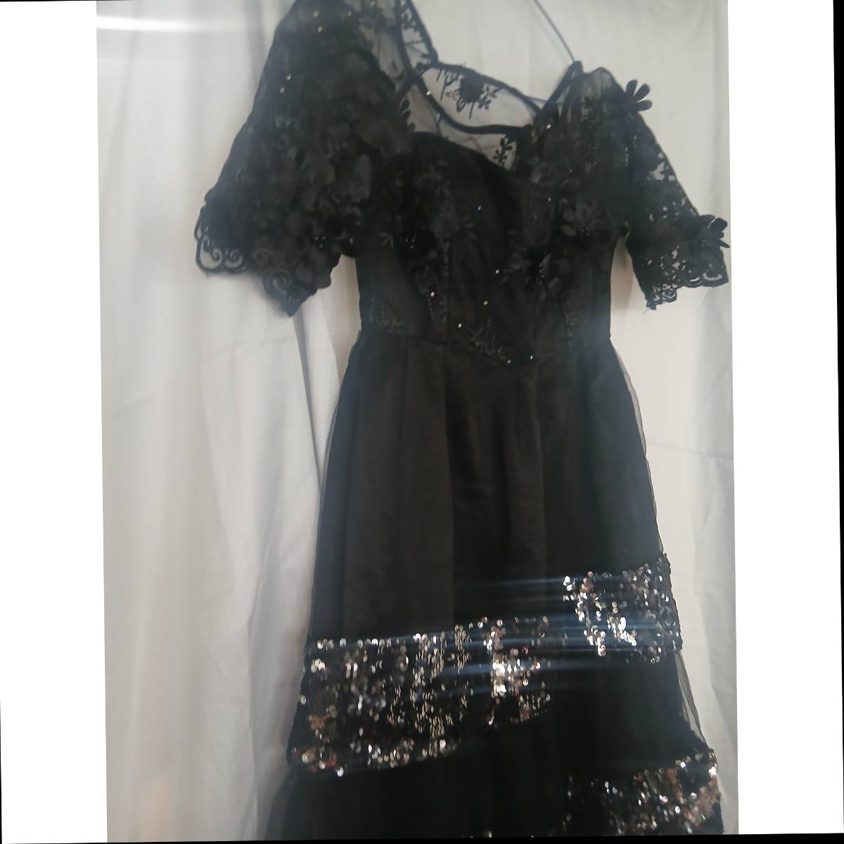 Robe soirée noire sequins longue tulle élégante, chic et brillante femme