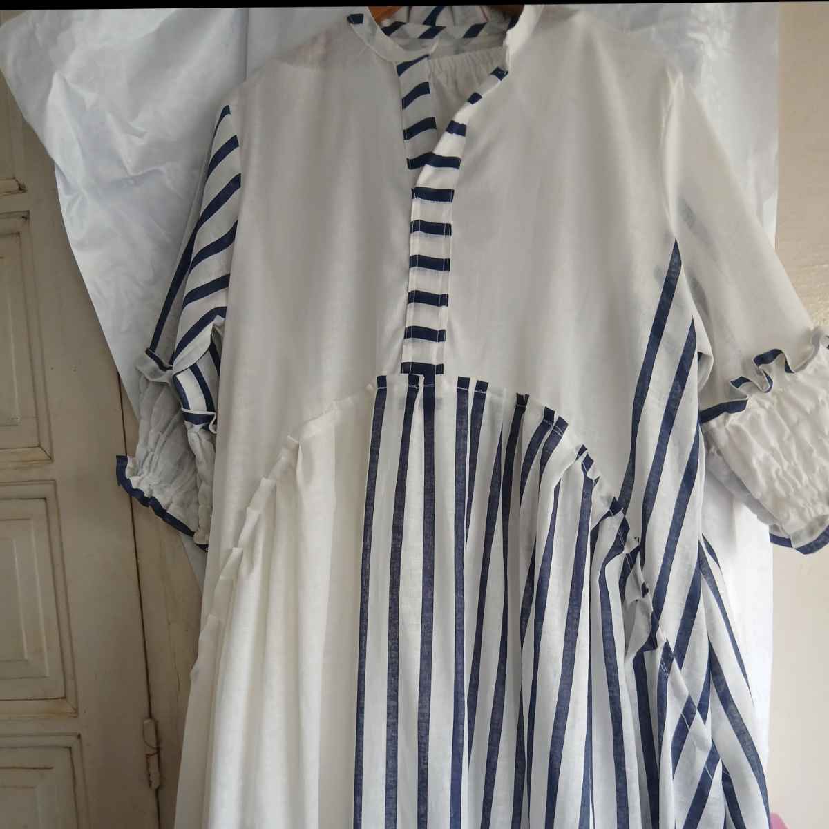 Robe chemisier coton femme blanche et bleue, élégante et fluide, col V