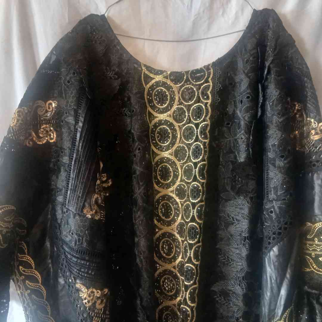 Boubou femme mariage brodé doré et pagne, tenue africaine chic
