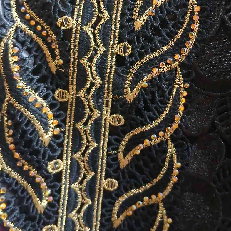Boubou femme mariage brodé doré et pagne, tenue africaine chic