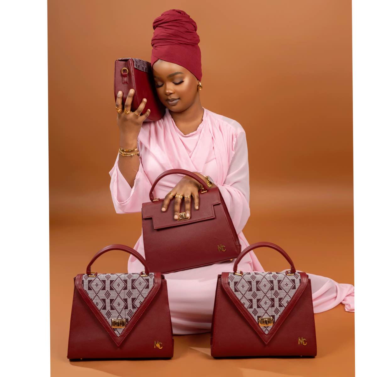 Sac à bandoulière bordeaux cuir femme élégant et chic détails dorés 23x30 cm