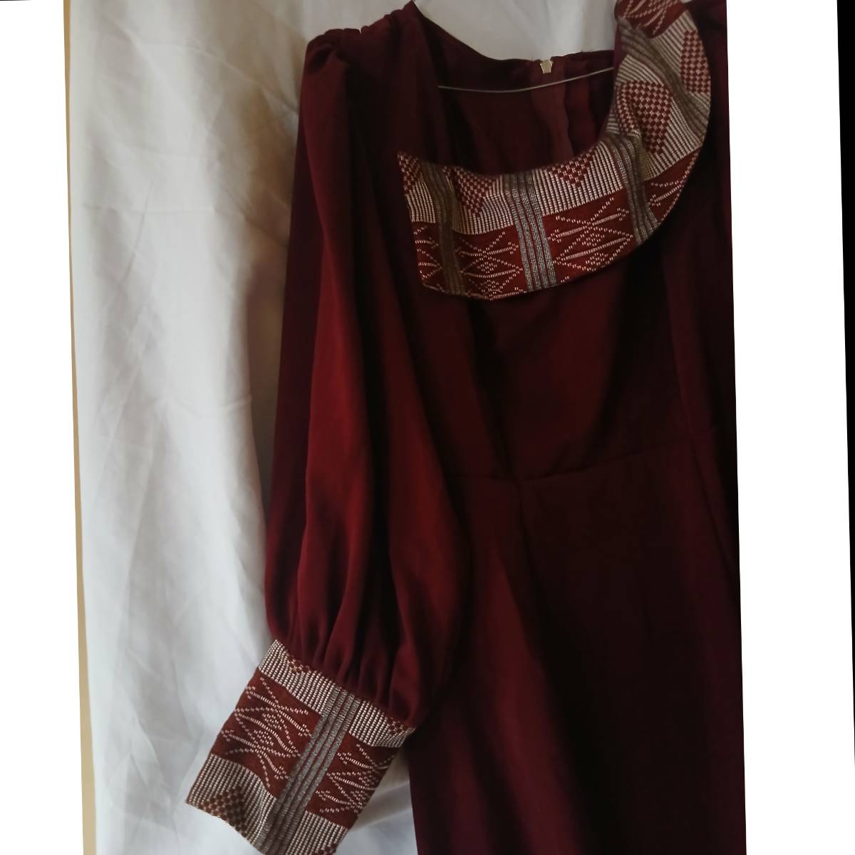 Robe soie Guerlain rouge bordeau élégante avec pagne tissé, soirée ou mariage