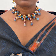 Collier artisanal femme chic - Brise de nuit - Perles dorées bleues et boucles d’oreilles