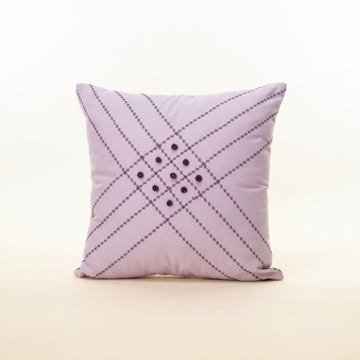 Coussin brodé main violet