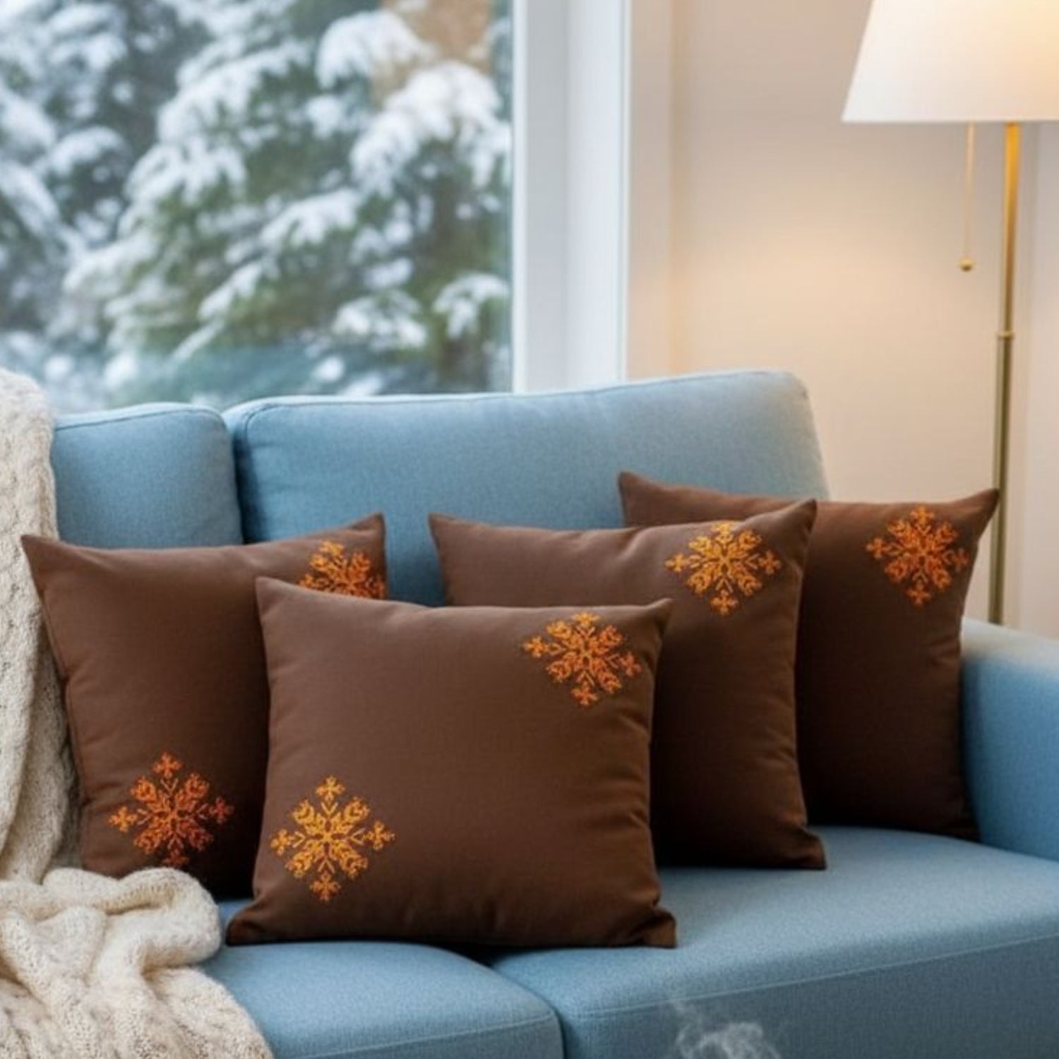 Coussin marron brodé à la main flocon de neige