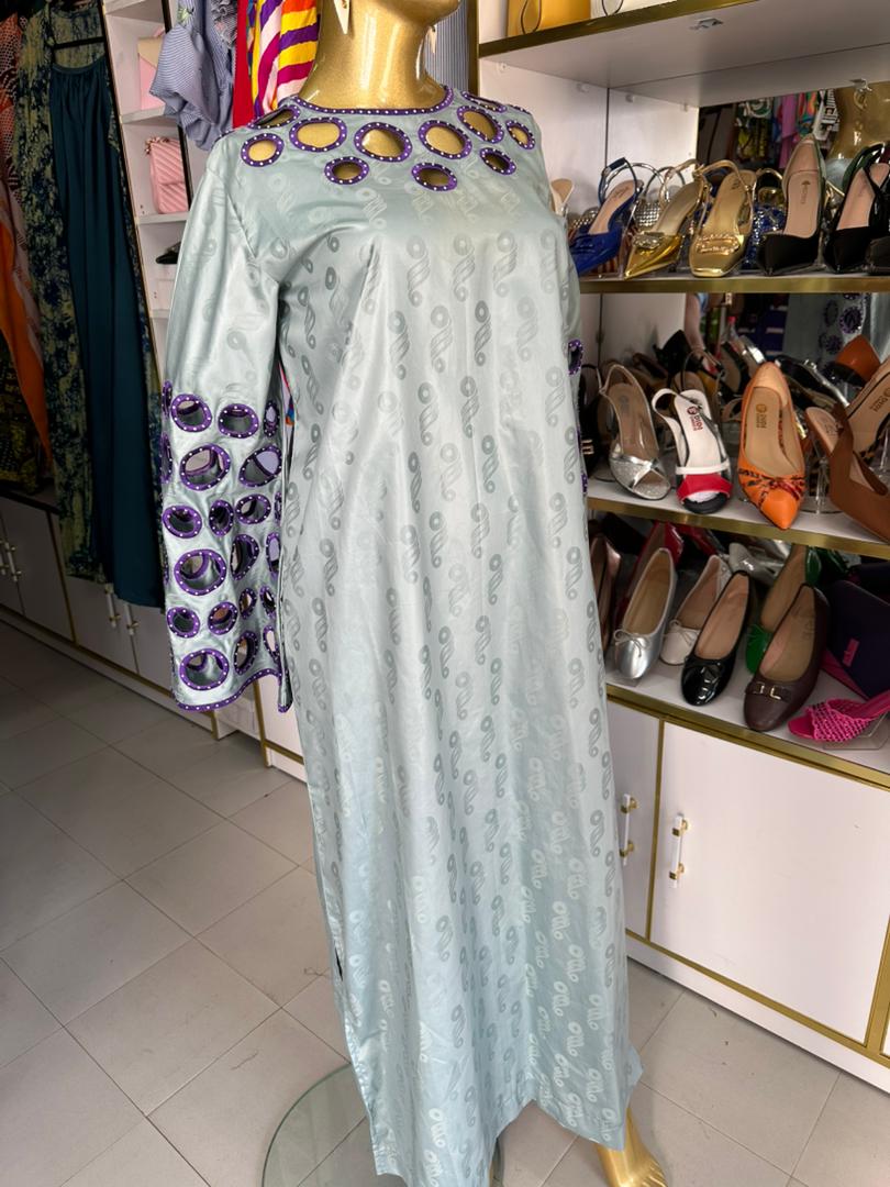 Robe boubou en violet argenté bazin satiné brodé