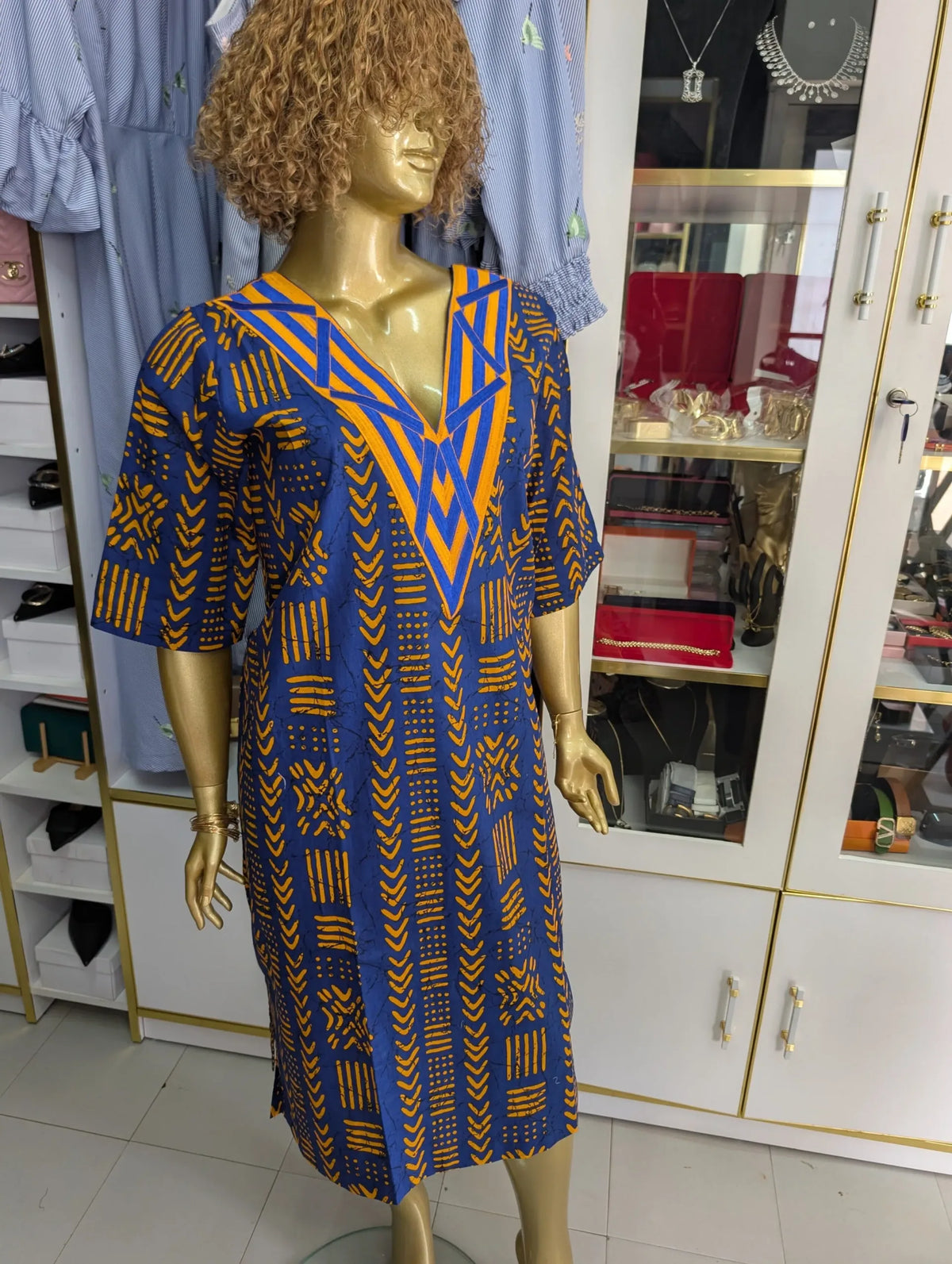 Robe Chic Tribale en Wax Brodé - Élégance et Confort Coton 100%