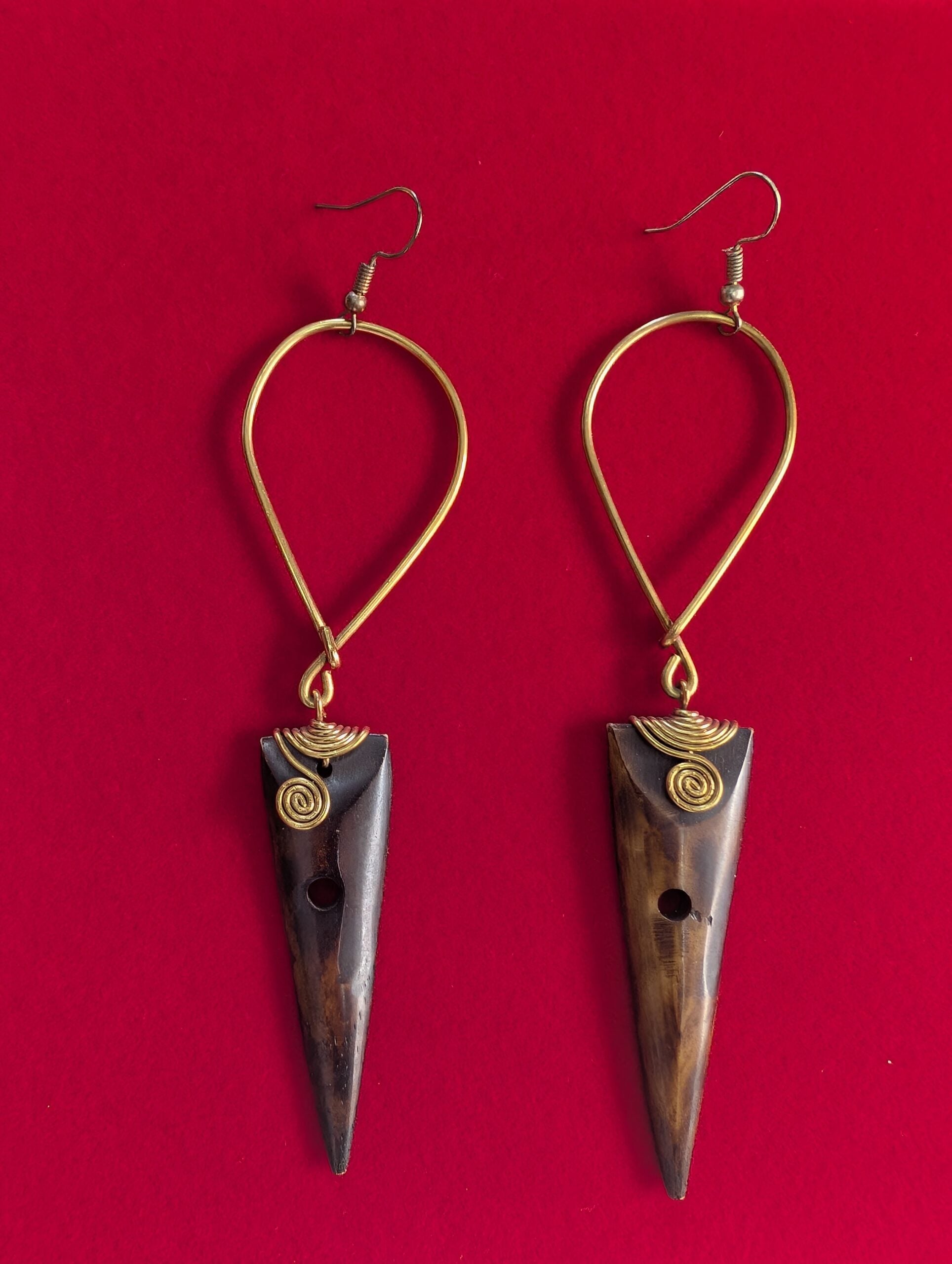 Boucle d’oreille en bois et bronze