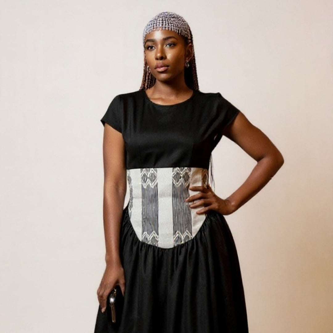 Robe ZAYA courte noire évasée avec ceinture pagne tissé