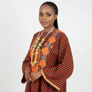 Robe boubou africain grande taille brodée orange et noir avec une coupe ample