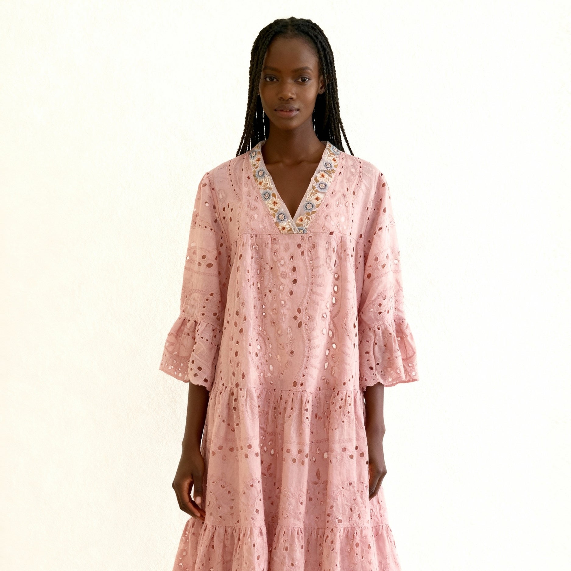 Robe bohème brodée en coton rose poudré col V