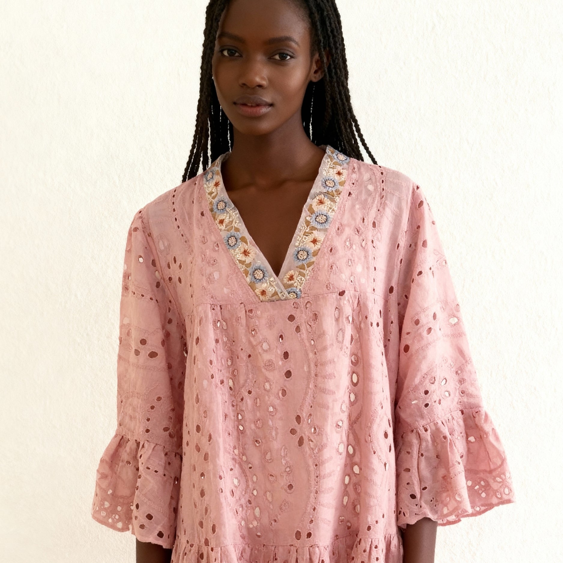 Robe bohème brodée en coton rose poudré col V