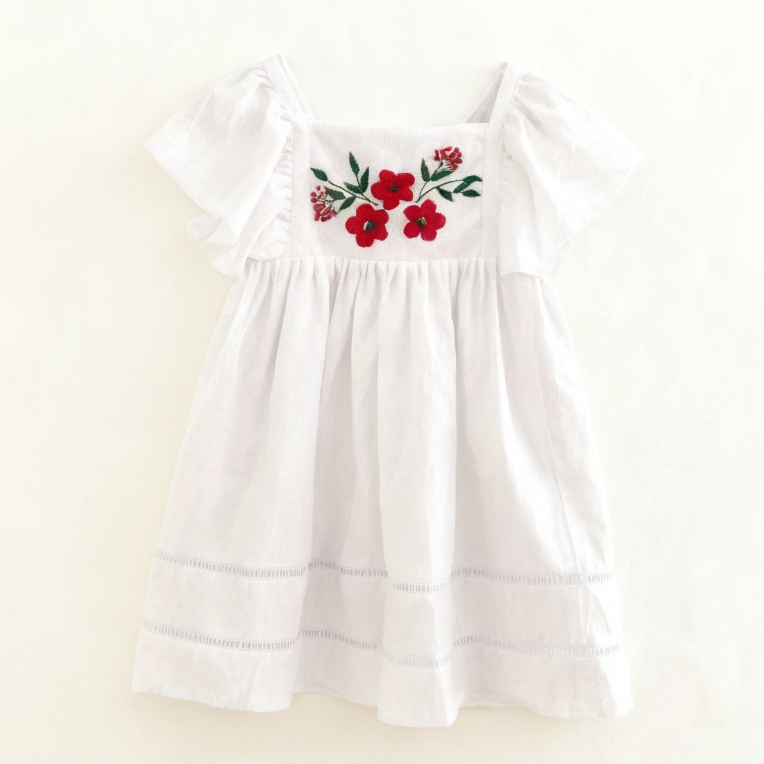 Robe coton brodé fille blanche bohème avec des broderies en rouge