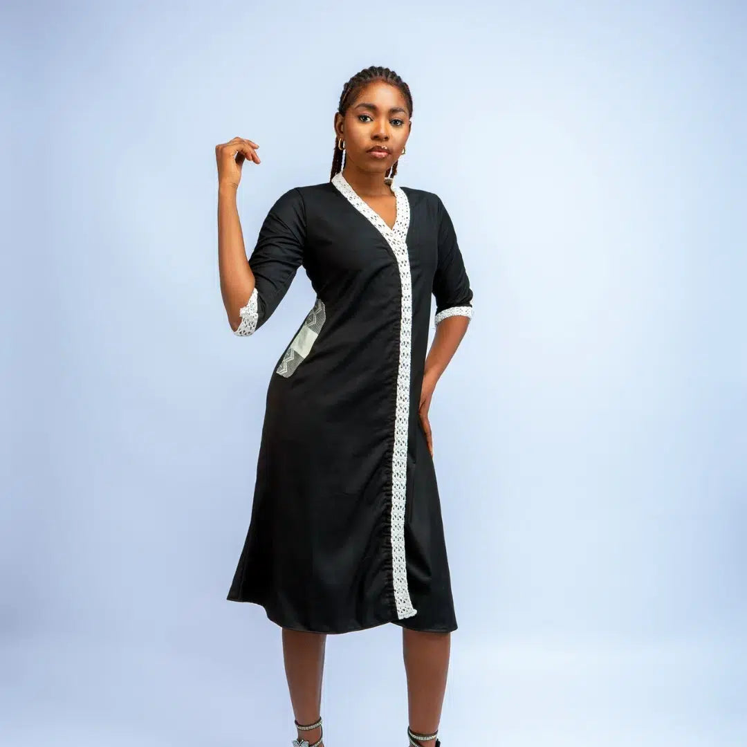 Robe mi-longue en crochet chic avec poches en noire ou marron