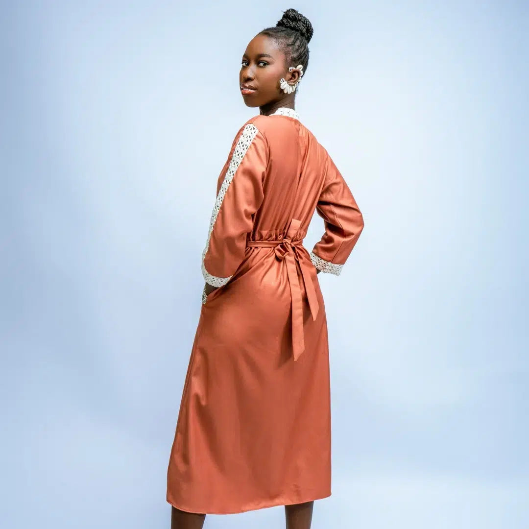 Robe mi-longue en crochet chic avec poches en noire ou marron