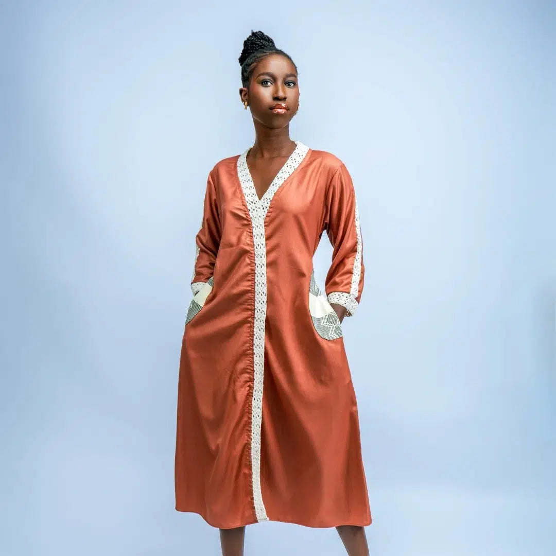 Robe mi-longue en crochet chic avec poches en noire ou marron