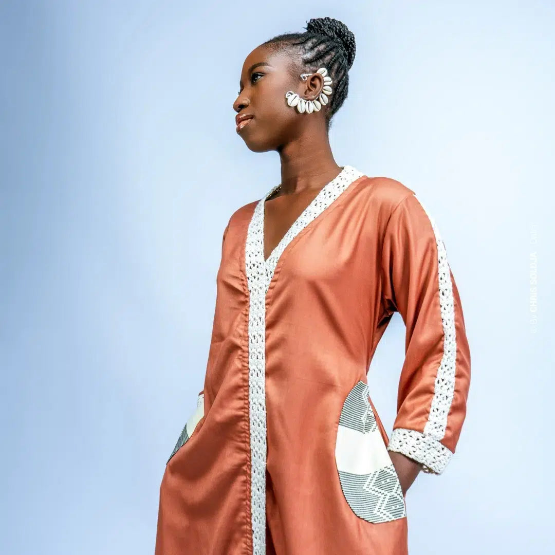 Robe mi-longue en crochet chic avec poches en noire ou marron