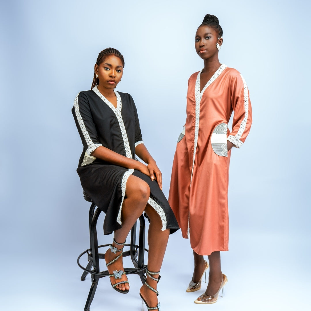 Robe mi-longue en crochet chic avec poches en noire ou marron