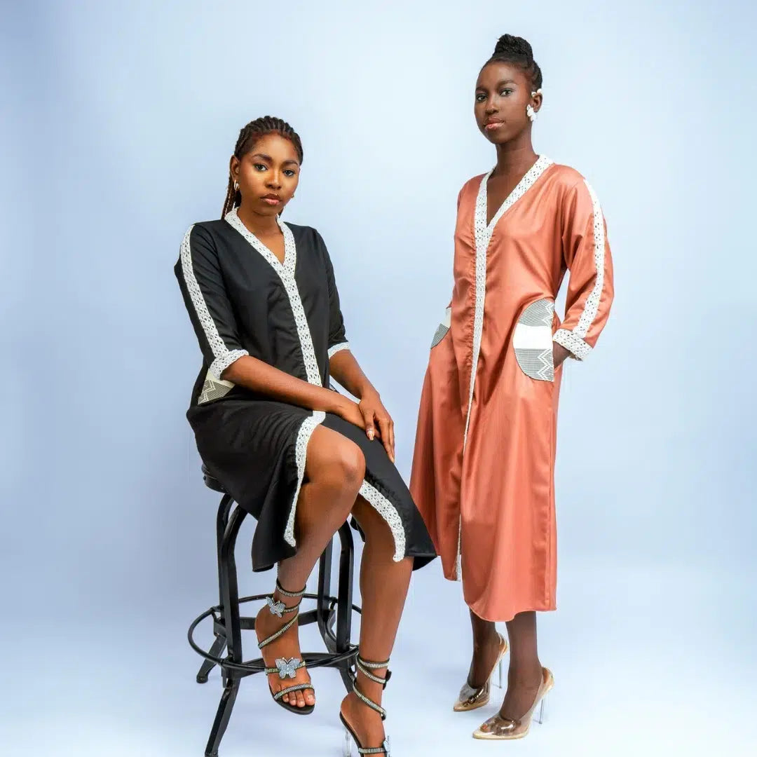 Robe mi-longue en crochet chic avec poches en noire ou marron