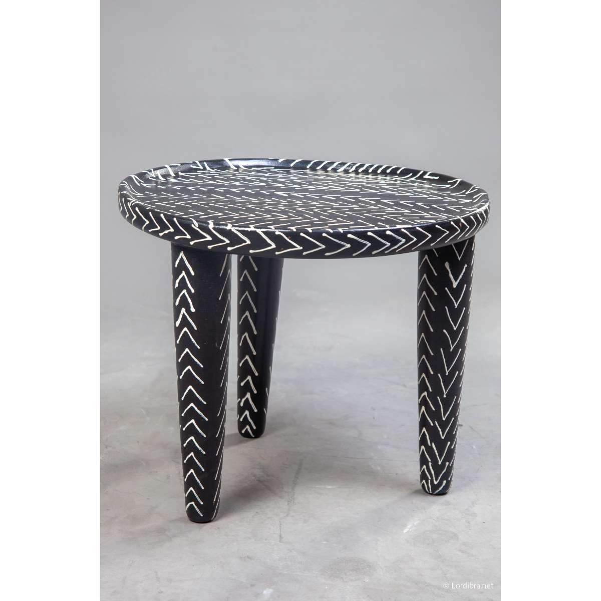 Table basse ronde noire motif chevron, design ethnique bohème chic