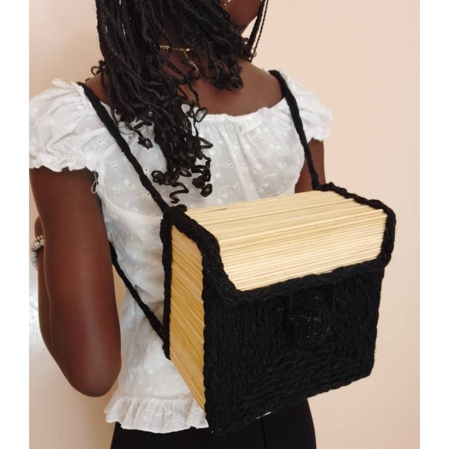 Sac à dos artisanal noir femme, fait main, élégant et écoresponsable