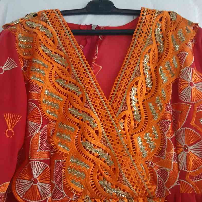 Robe brodée élégante avec garnitures pour un look unique