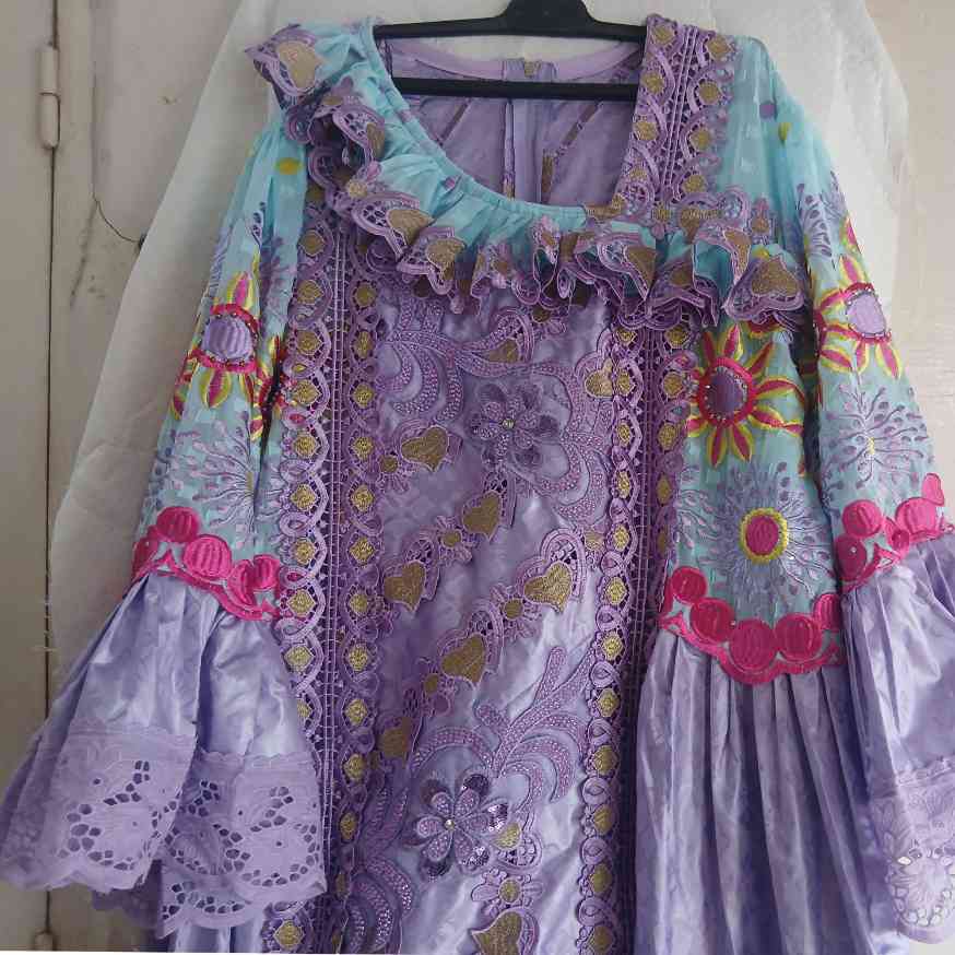 Robe bazin brodée femme élégante, longue cérémonie, couleurs vives