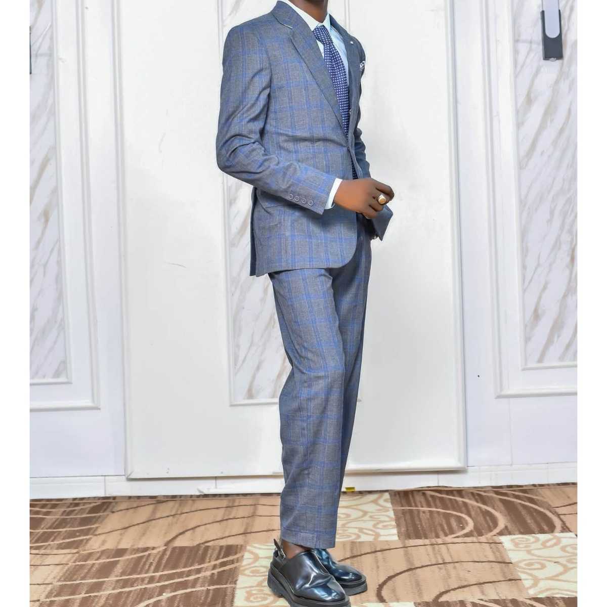 Costume homme élégant gris à carreaux bleus sur mesure, ensemble slim fit