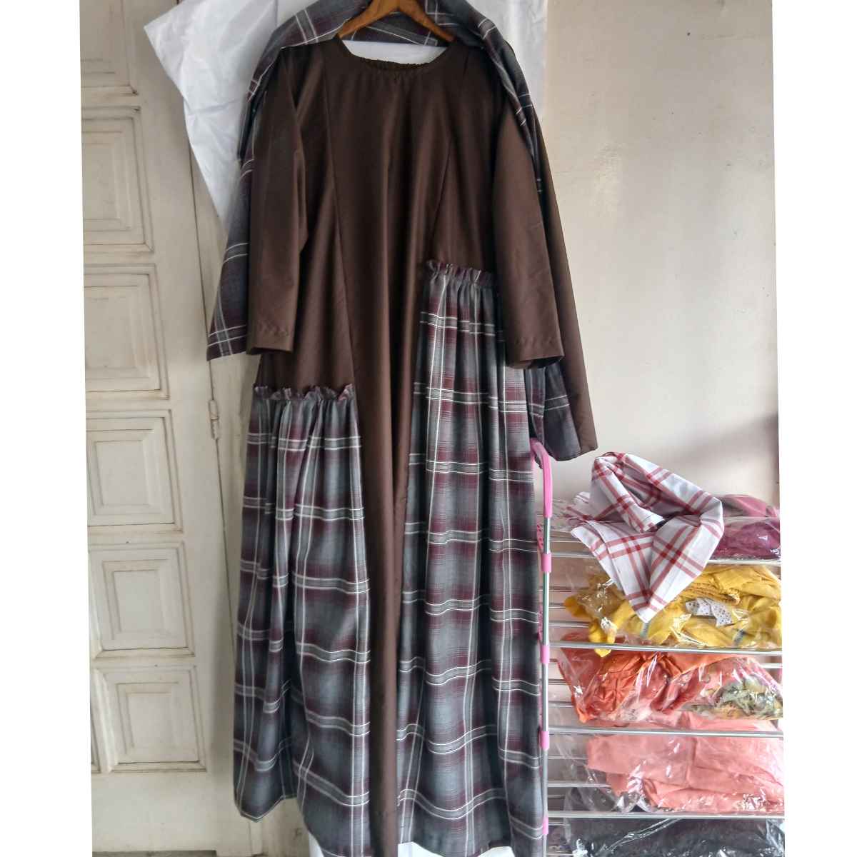 Robe Maxi Élégance en Coton Marron à Carreaux - Confort Moderne