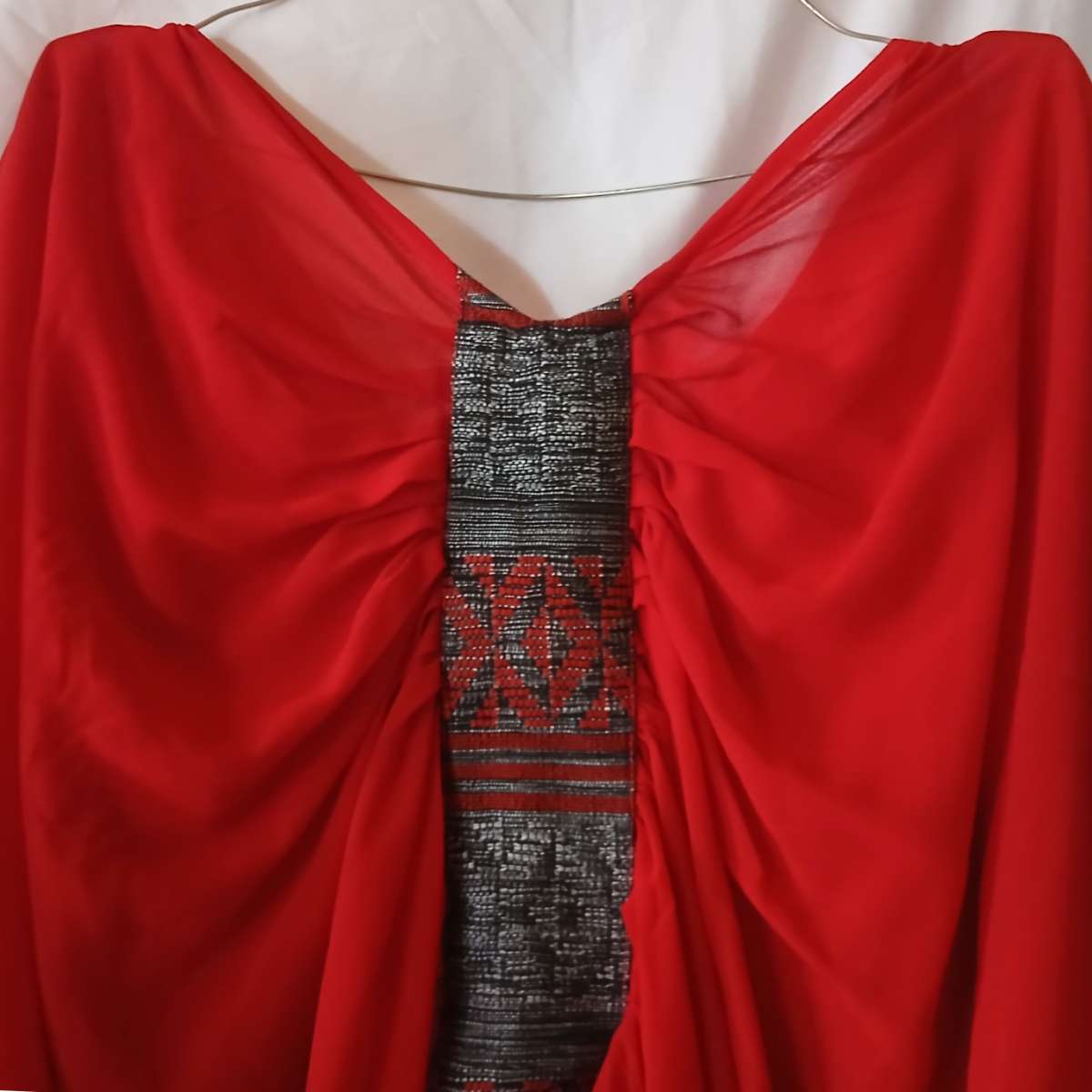 Ensemble femme crepe rouge et pagne tissé élégant, tenue cérémonie chic