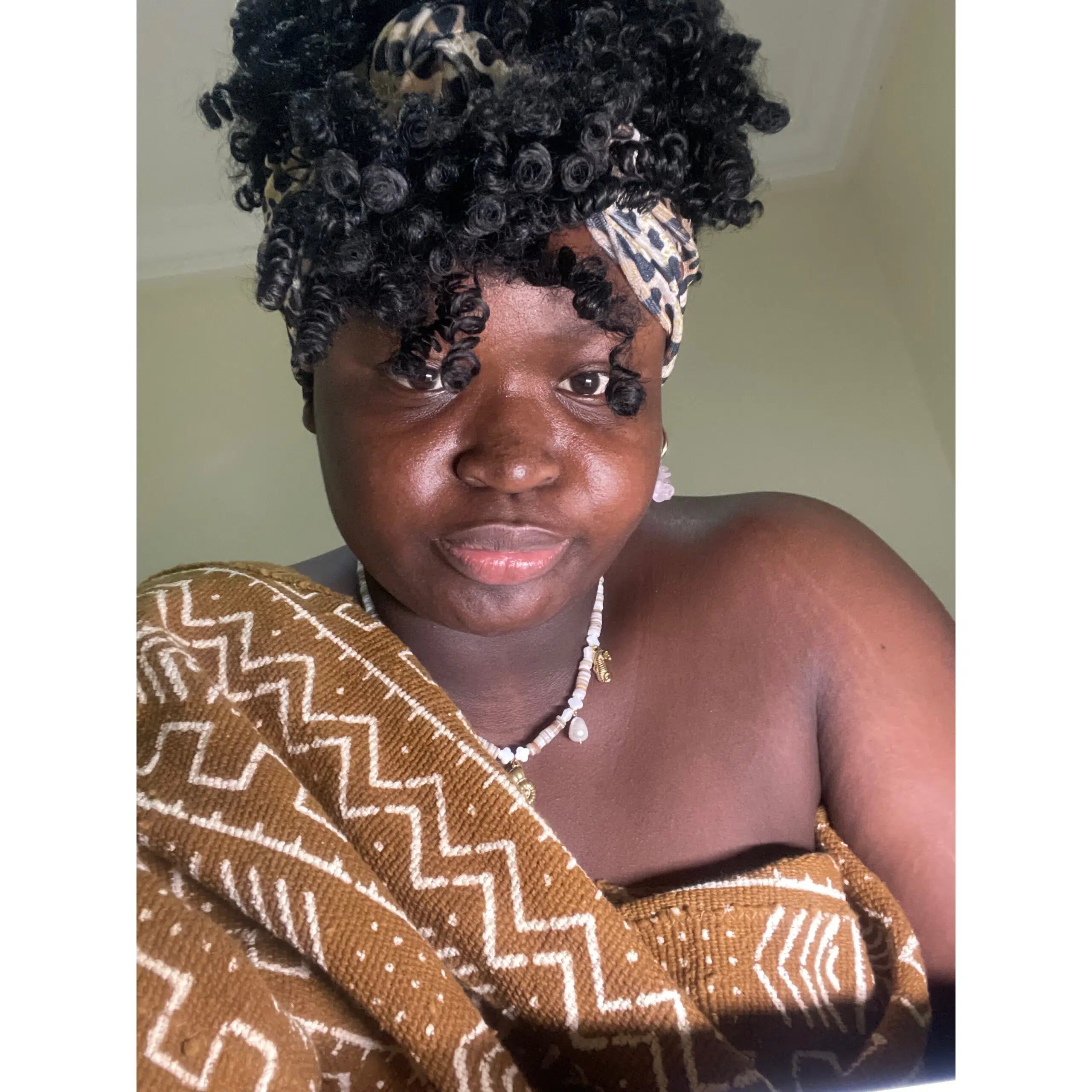 Collier en nacre naturelle en perle d’eau douce et acier inoxydable doré